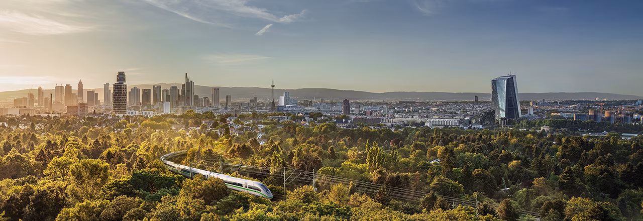 Skyline Frankfurt mit ICE Zug und green line - umweltfreundlich reisen